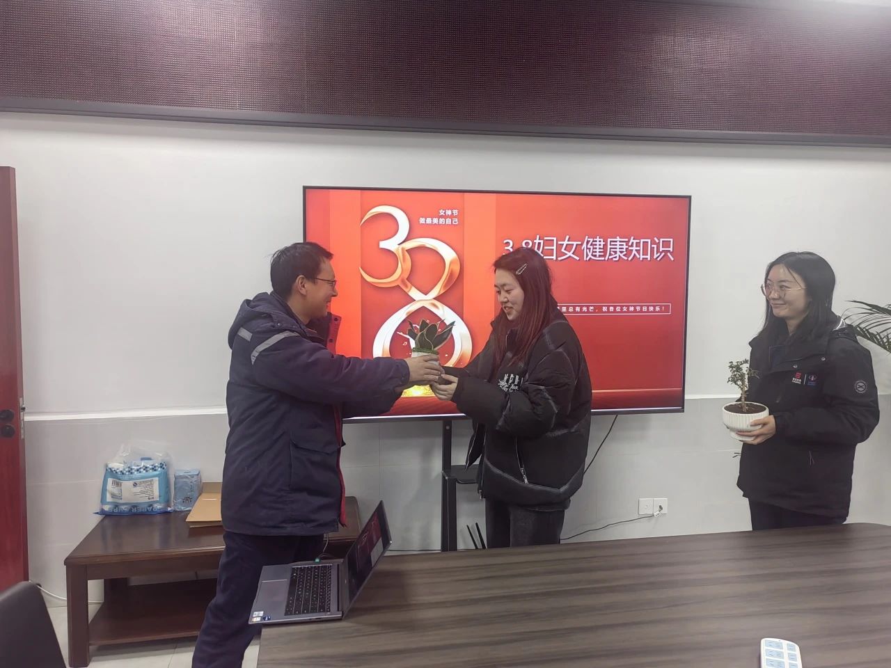 cefd0fb087a245f1bb3b2d21ec89af6f.jpg